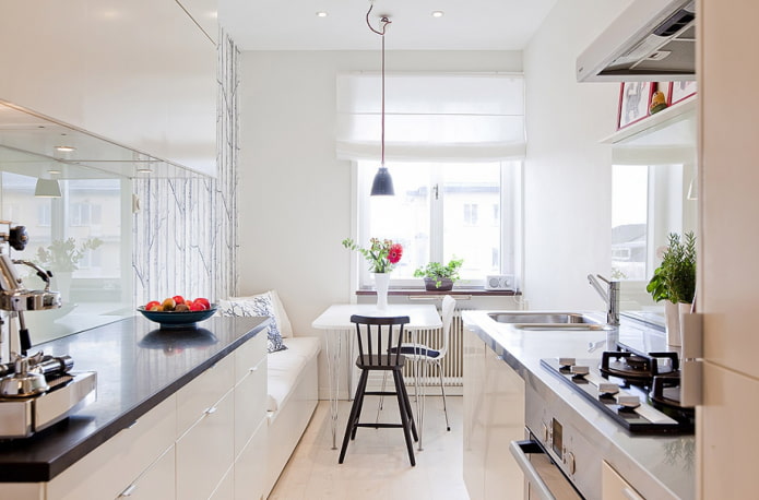 decoração têxtil do interior de uma cozinha estreita