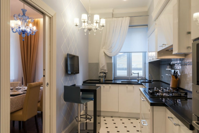 decoração têxtil do interior de uma cozinha estreita
