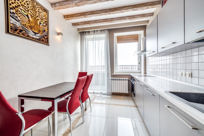 decoração têxtil do interior de uma cozinha estreita