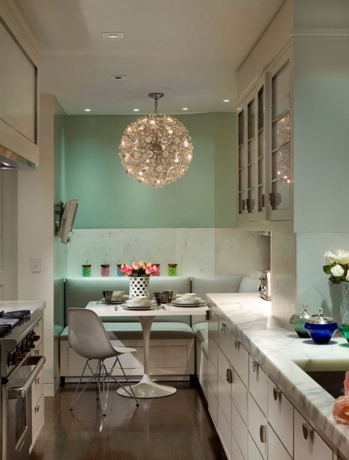 design decorativo de uma cozinha estreita