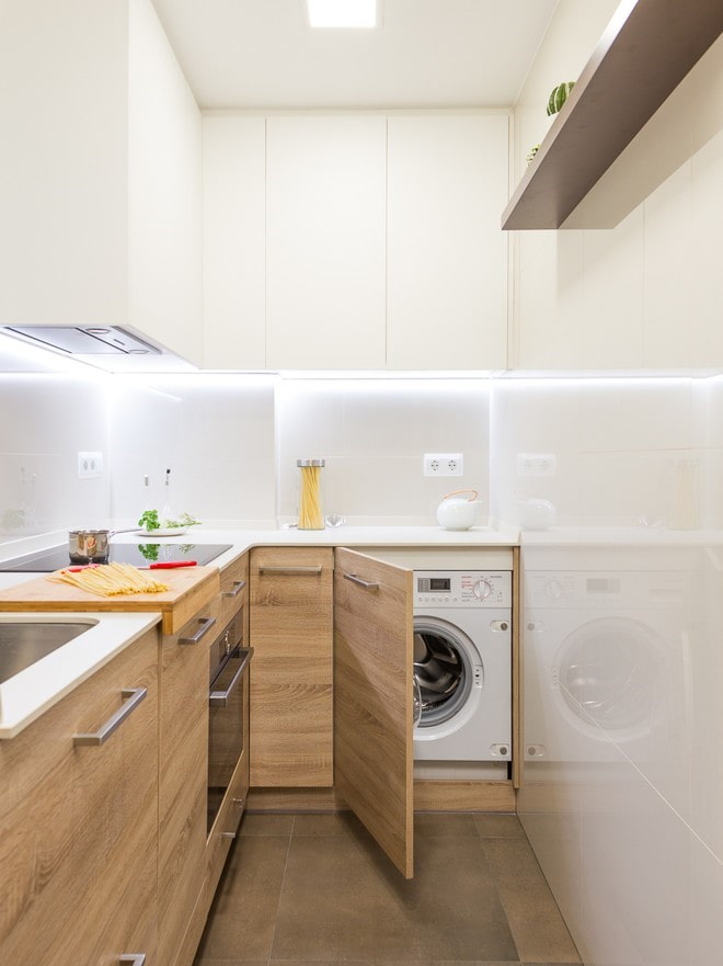 arranjo de um espaço estreito de cozinha