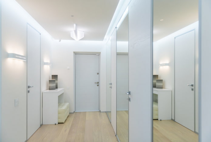 corredor iluminado com espelhos grandes