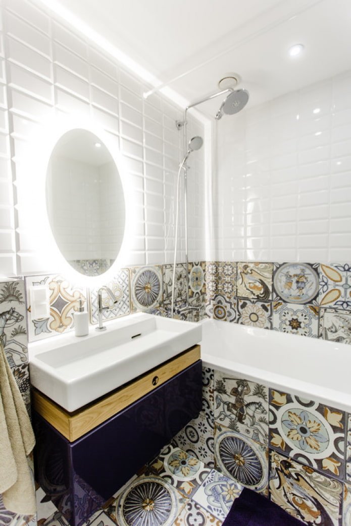 diferentes azulejos no banheiro