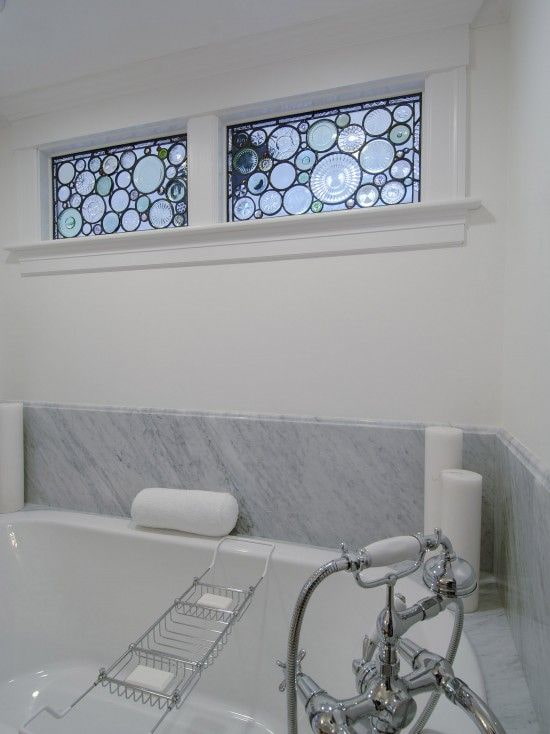 como decorar uma janela no banheiro