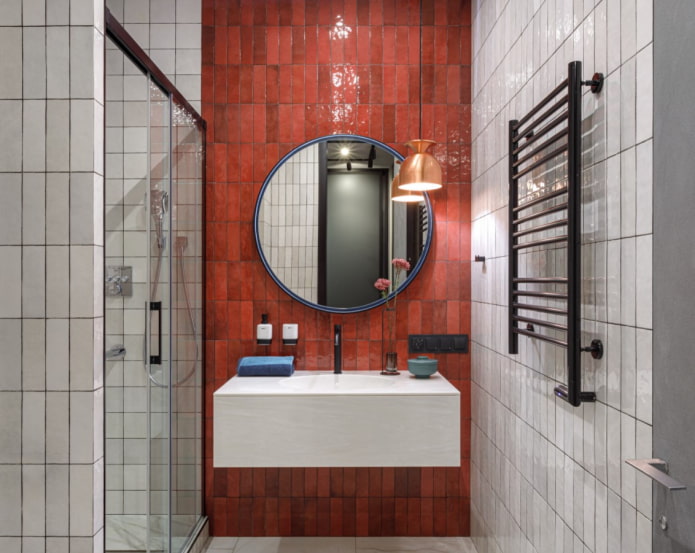 azulejos vermelhos no banheiro