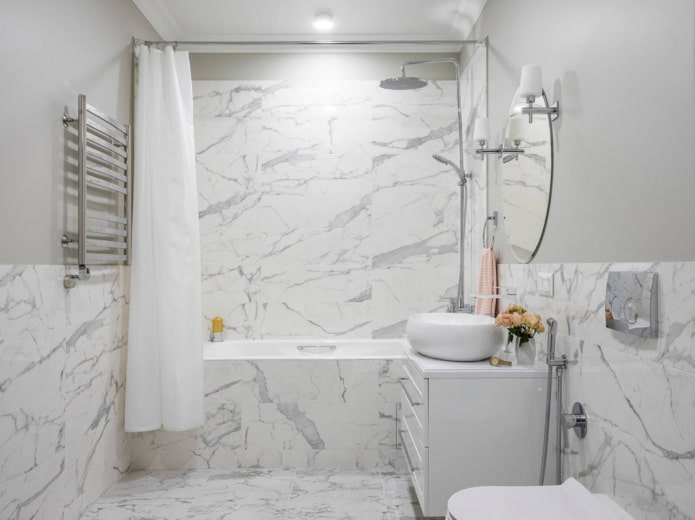 paredes e piso do banheiro, com acabamento dos mesmos azulejos