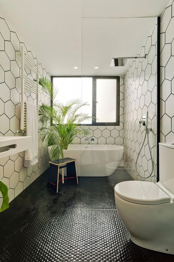 banheiro preto e branco com mosaico no chão
