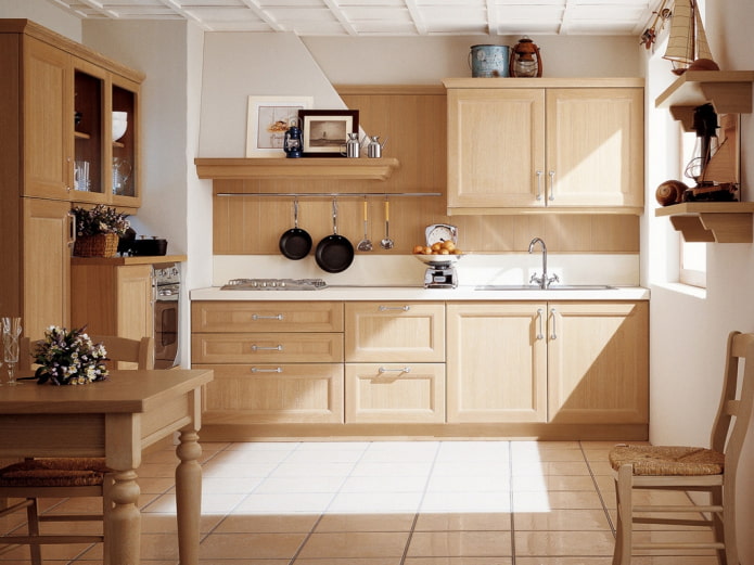 Cozinha com uma caixa quadrada no canto