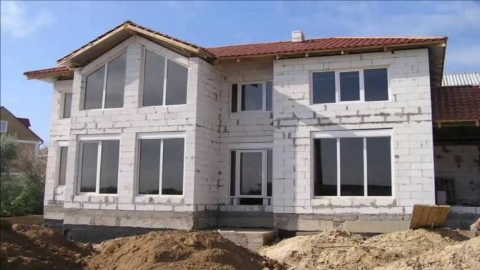 casa de dois andares feita de concreto aerado