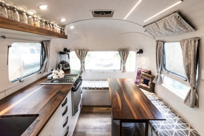 área de cozinha em um motorhome