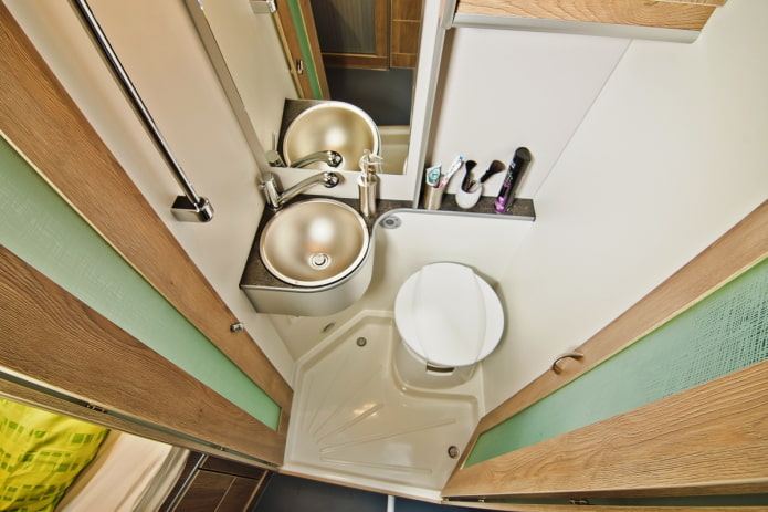 interior de um banheiro em um motorhome