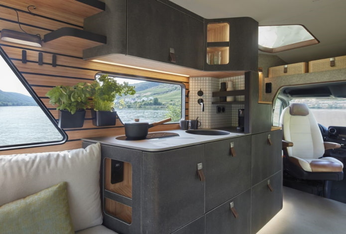 área de cozinha em um motorhome