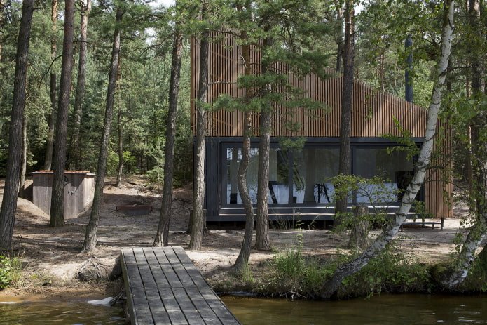 Casa na floresta perto do lago