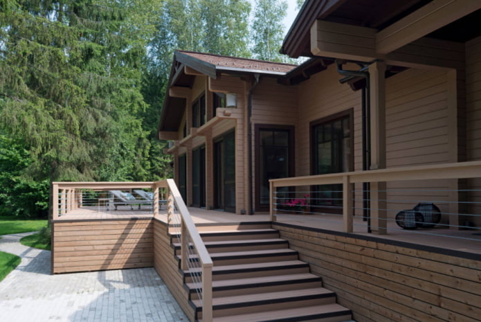 varanda de uma casa em estilo escandinavo