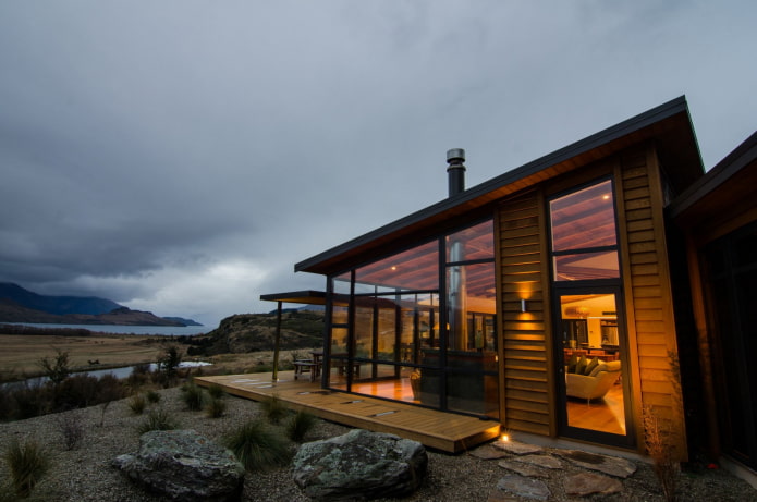 casa com janelas panorâmicas em estilo high-tech