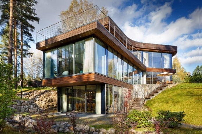 casa com janelas panorâmicas em estilo high-tech