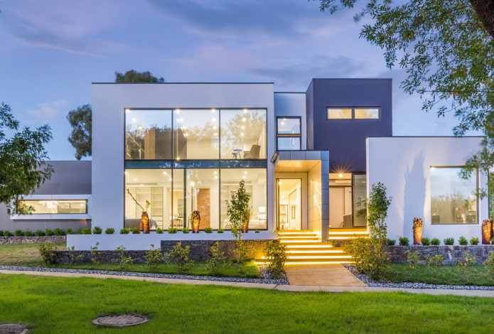 casa com janelas panorâmicas em estilo high-tech