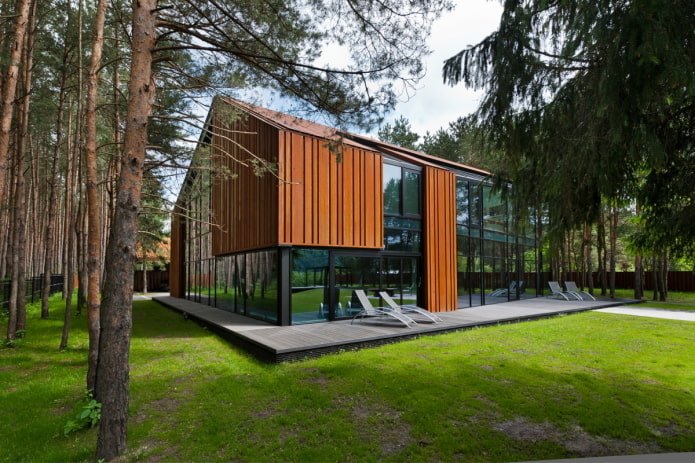 casa em estilo high-tech na floresta