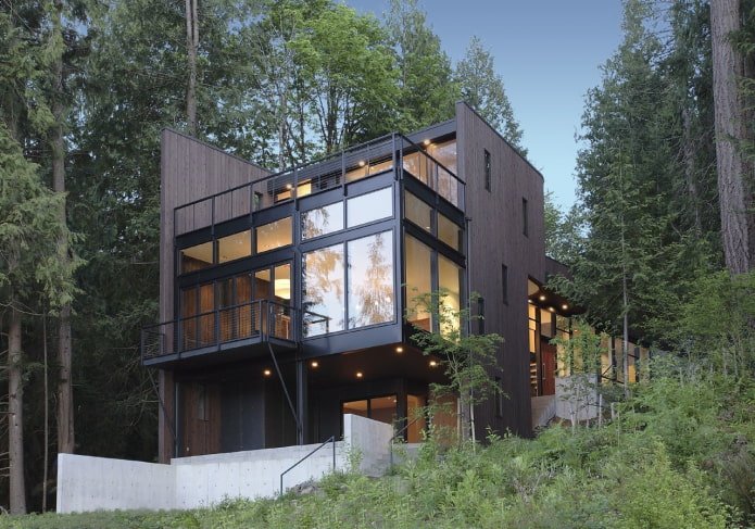 casa em estilo high-tech na floresta