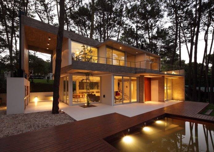 casa em estilo high-tech na floresta