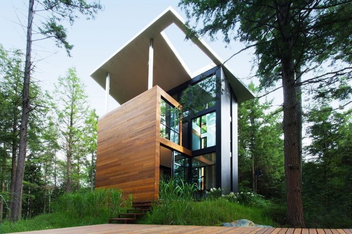 casa em estilo high-tech na floresta
