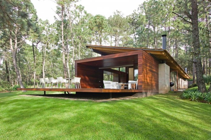 casa em estilo high-tech na floresta