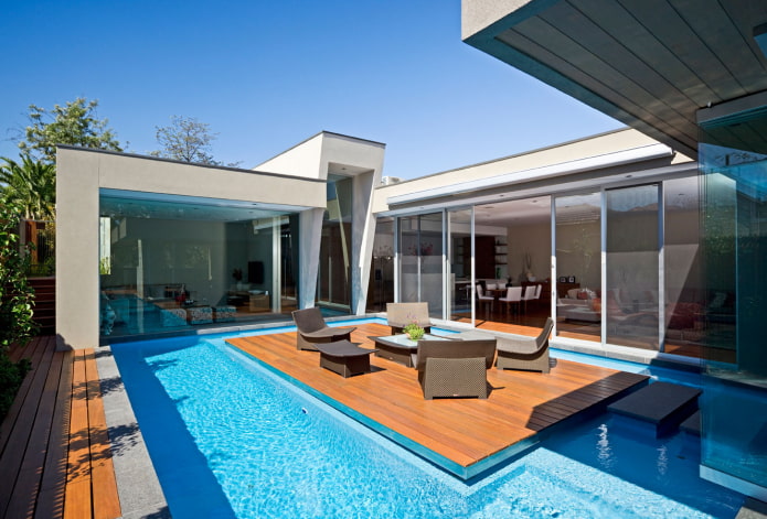 casa com terraço em estilo high-tech