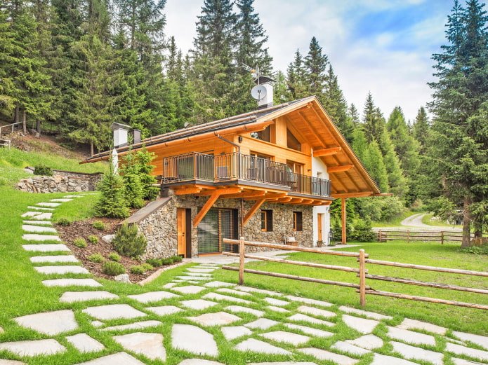 casa estilo chalé em uma encosta
