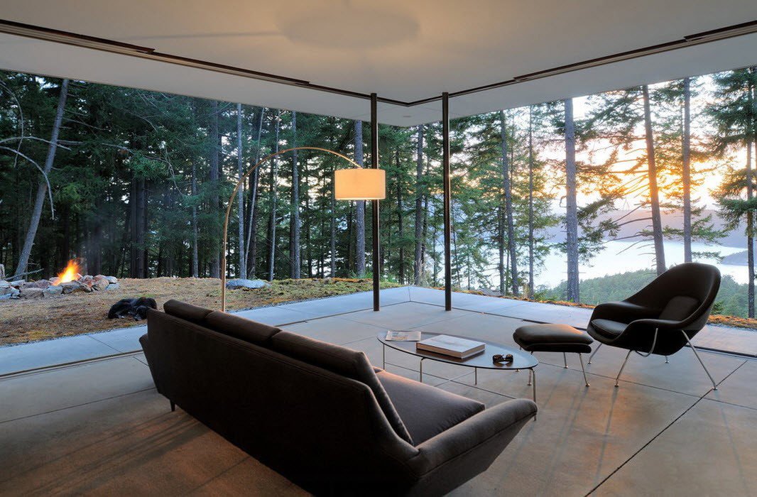 Interior de uma sala de estar em uma casa de campo com janelas panorâmicas
