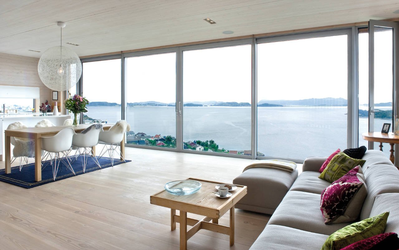 Interior de uma sala de estar em uma casa de campo com janelas panorâmicas
