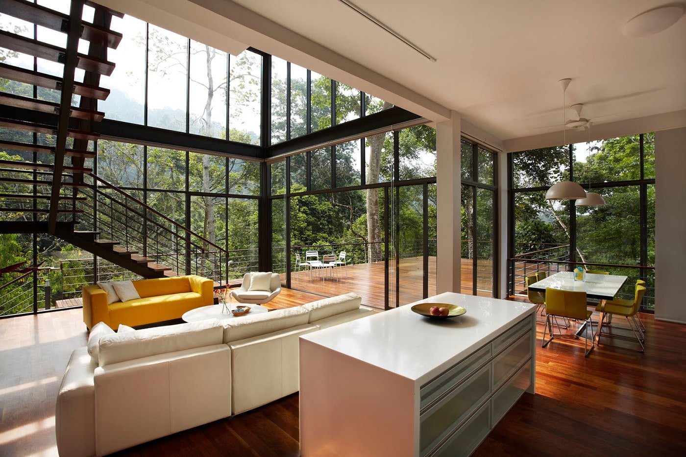 interior da sala de estar em uma casa de campo com janelas panorâmicas