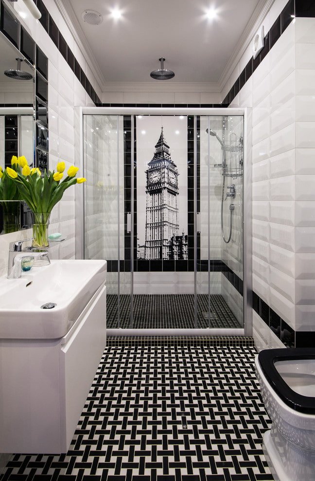 azulejos com um padrão no chuveiro no interior