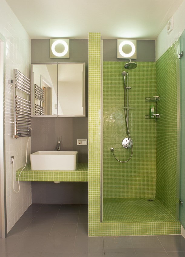 chuveiro feito de azulejos verdes no interior