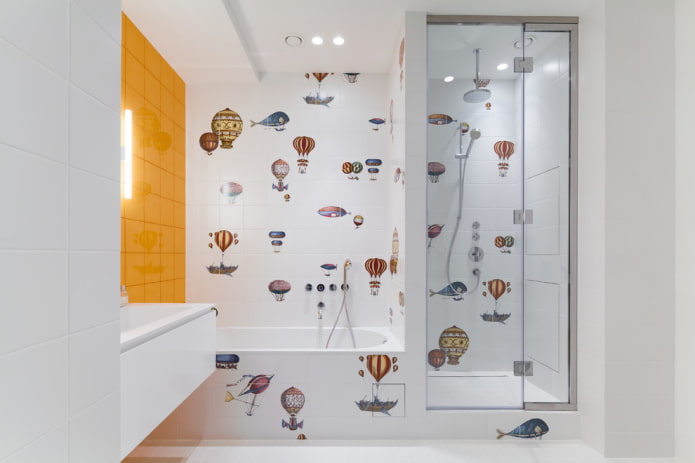 azulejos com padrões no chuveiro no interior