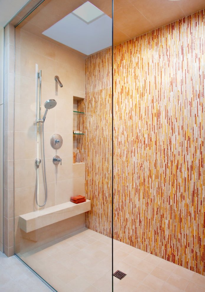 chuveiro feito de mosaico e azulejos no interior