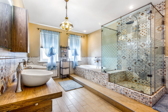 cabine de chuveiro feita de azulejos no estilo provençal