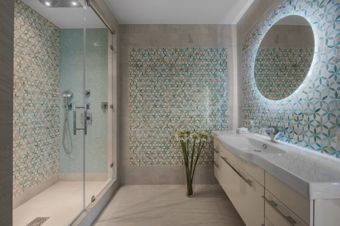 azulejos em um pequeno chuveiro no interior