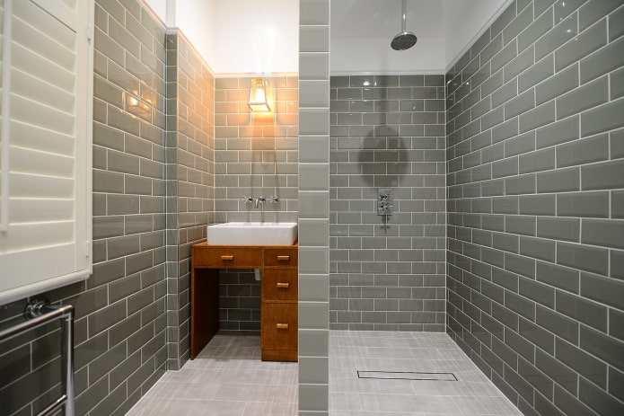 layout de azulejos no chuveiro no interior
