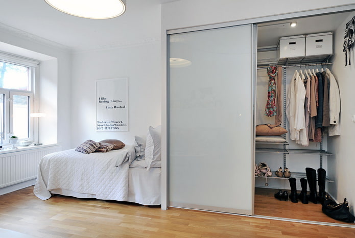 vestiário em um nicho no interior do quarto