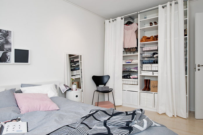 quarto pequeno com closet atrás de cortinas