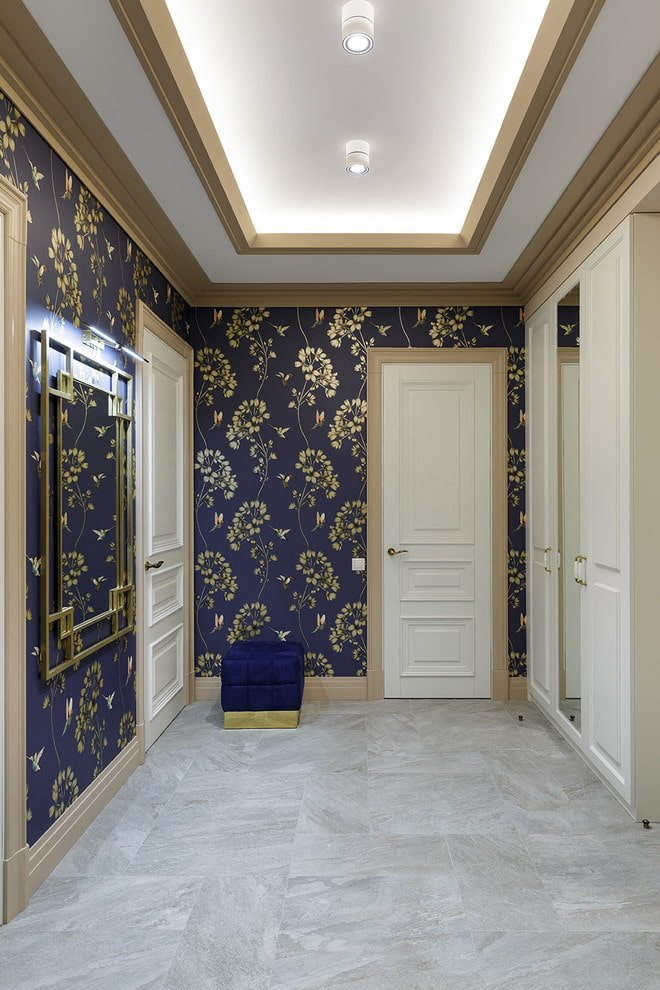portas brancas no interior do corredor