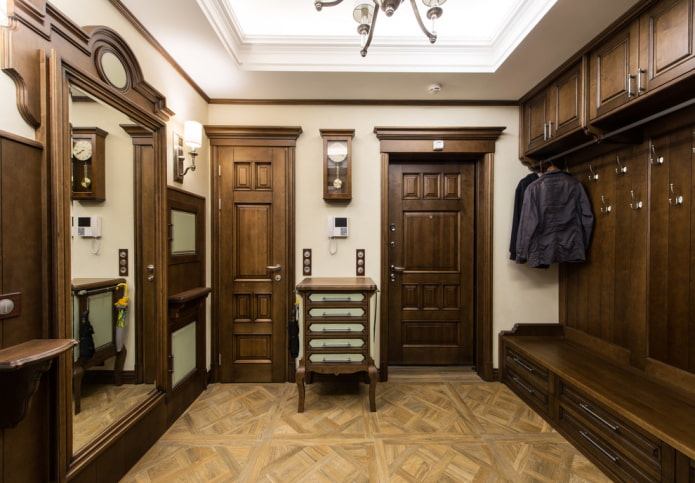 portas marrons no interior do corredor
