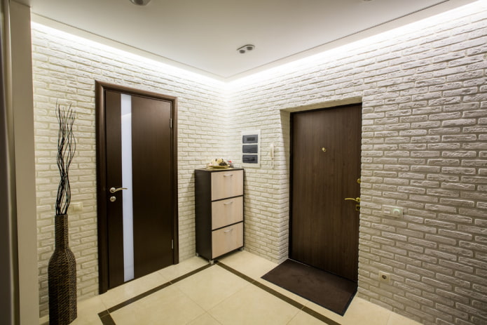 portas marrons no interior do corredor