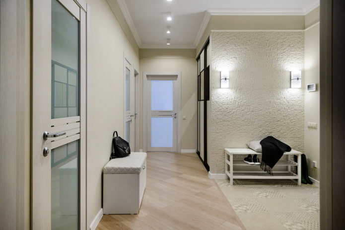 portas com inserções no interior do corredor