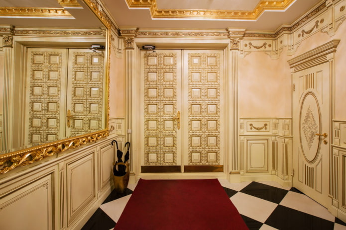 portas no interior do corredor em estilo clássico