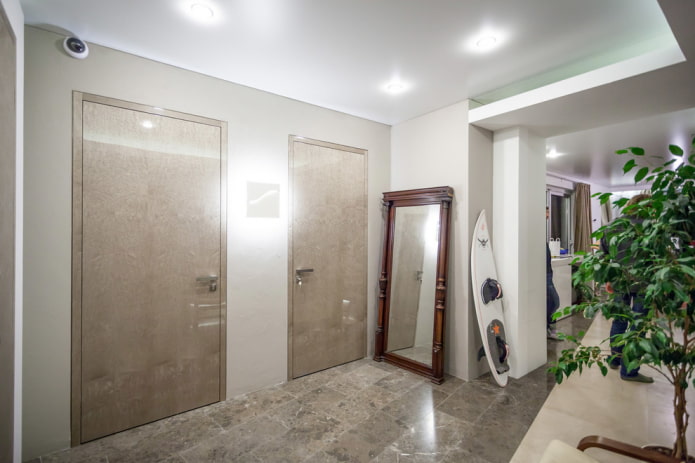 portas bege no interior do corredor