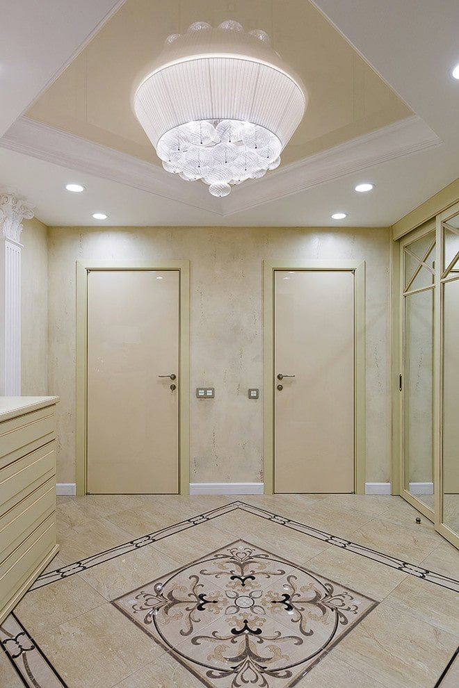 portas bege no interior do corredor