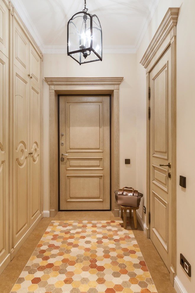 portas bege no interior do corredor