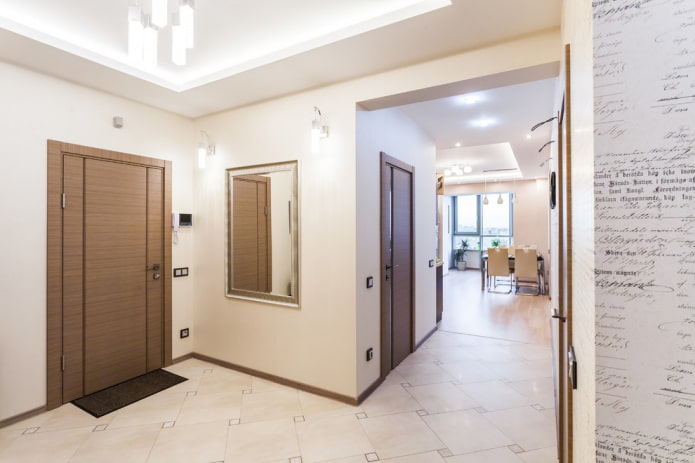 combinação de portas com pedestal no interior do corredor