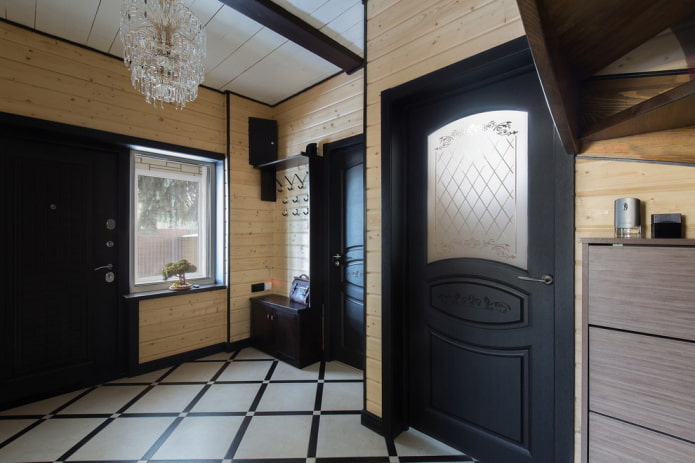 portas pretas no interior do corredor